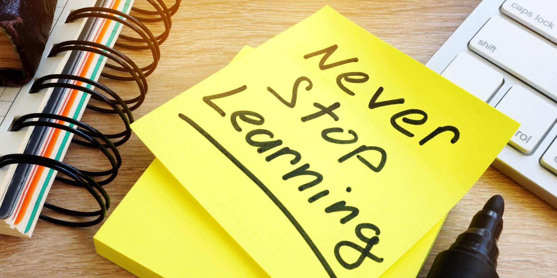 Bild mit einem Post-it mit dem Text "Never stop learning"